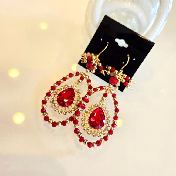 Zarcillos Para Fiesta en Color Rojo Realizados Totalmente a Mano. - Picture 3 of 4